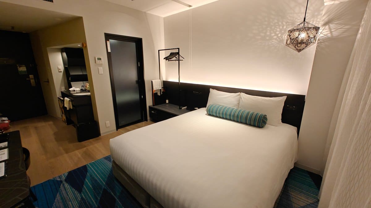 Queen bed room teal accents