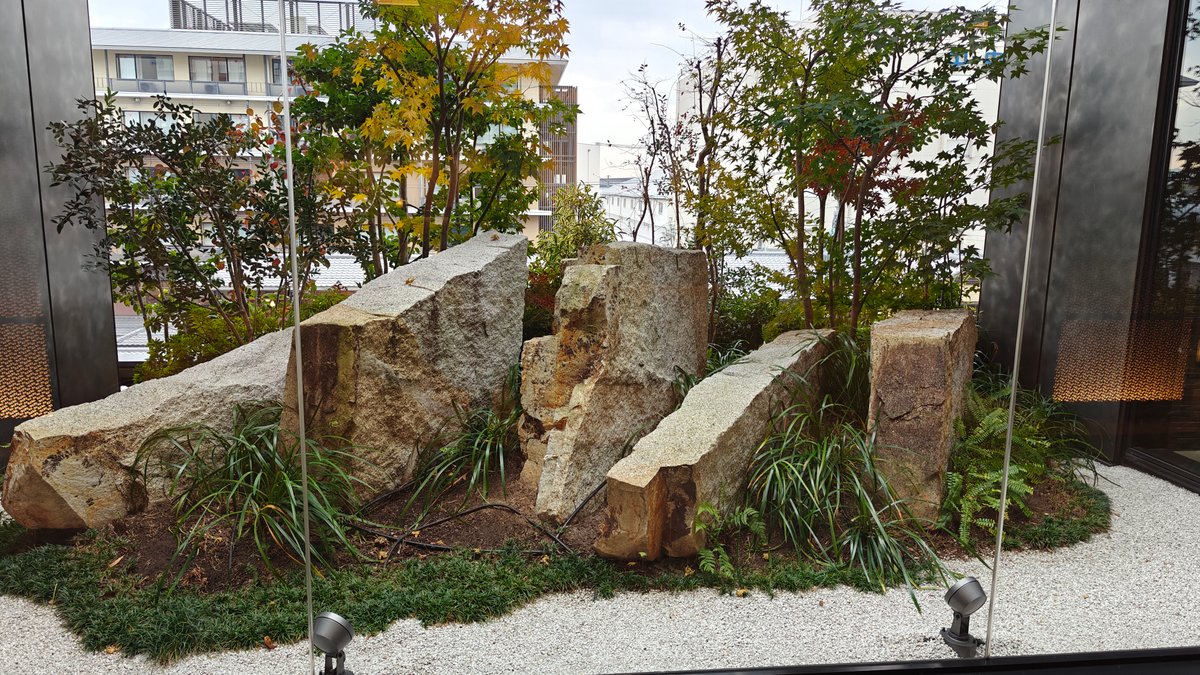 Rock-and-gravel lobby garden