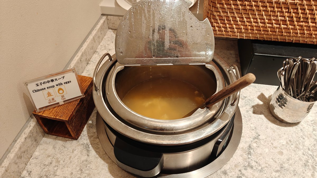 Steaming pot of Chinese egg soup (玉子の中華スープ /