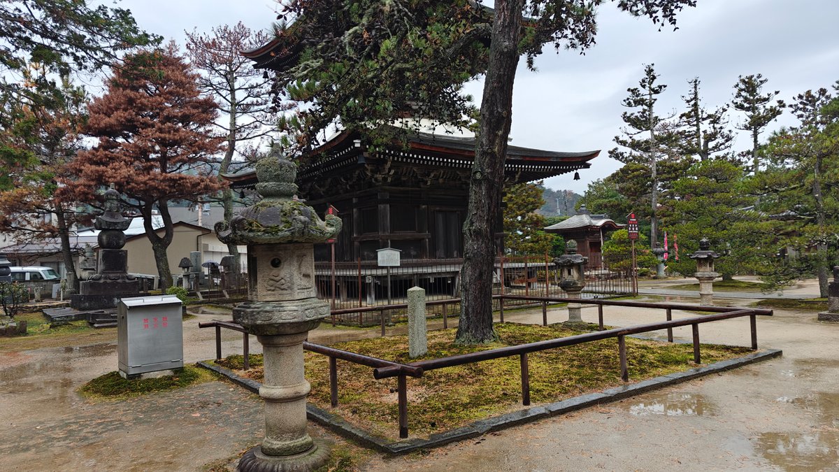 Stone lanterns and monuments in the grounds