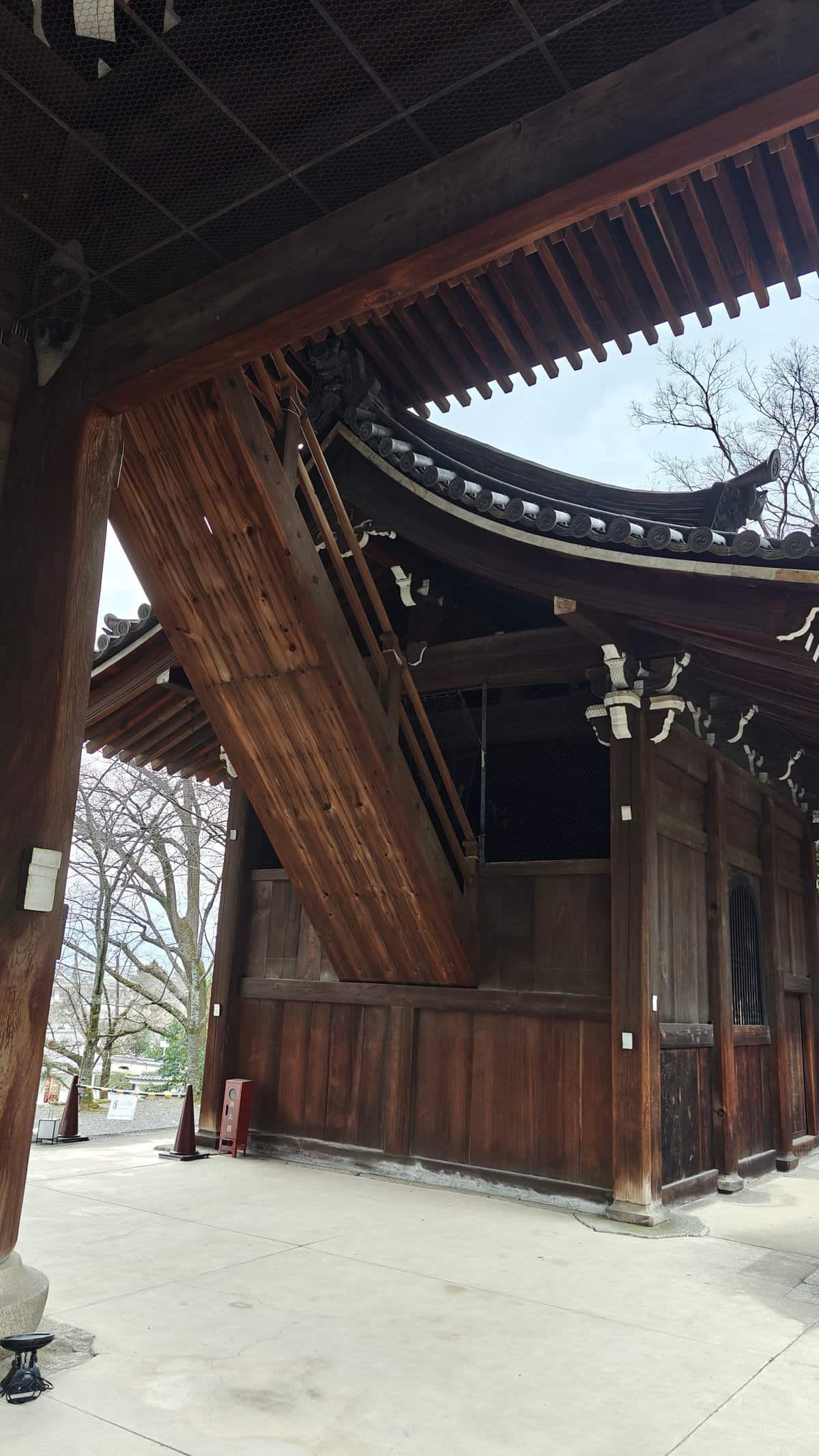 The wooden corner structure of the Sanmon gate
