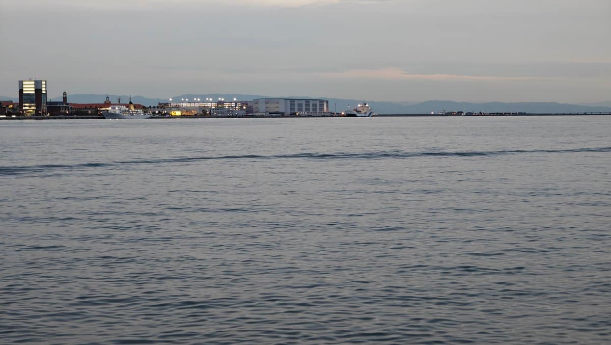 Wide, calm harbour panorama over the water at