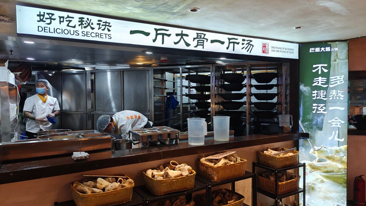 Wider view of the open kitchen / '好吃秘诀