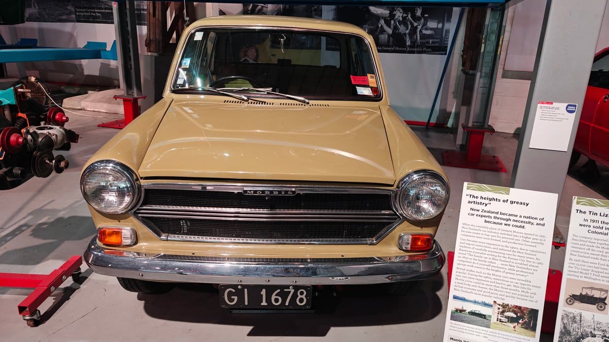 A cream saloon car with the registration GI1678.