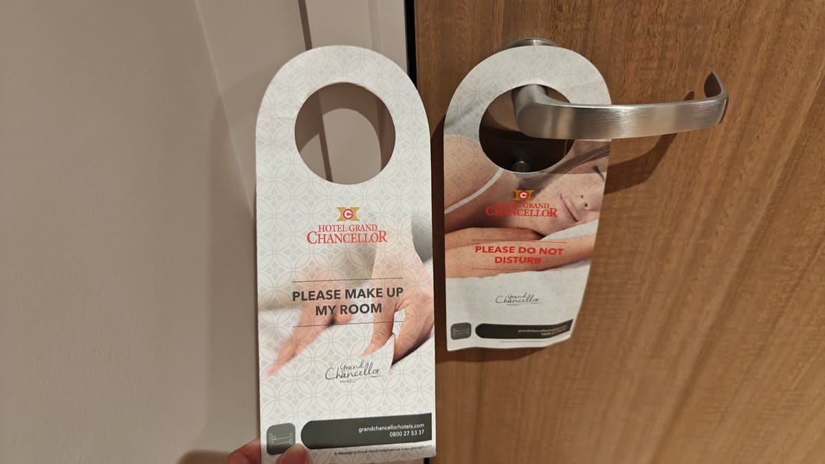 A PLEASE MAKE UP MY ROOM door hanger