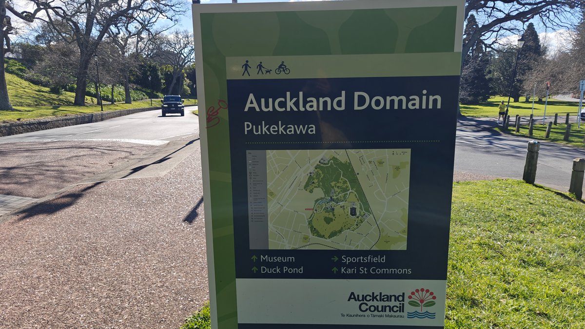 An Auckland Domain / Pukekawa map board beside