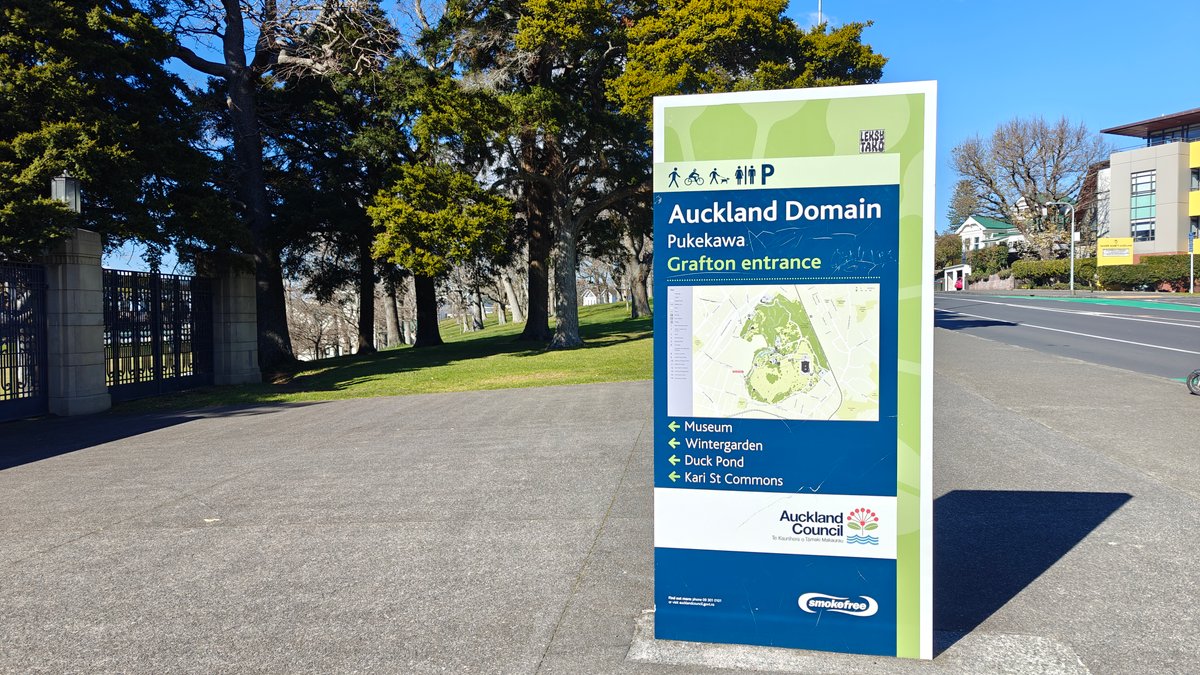 An Auckland Domain / Pukekawa wayfinding sign at