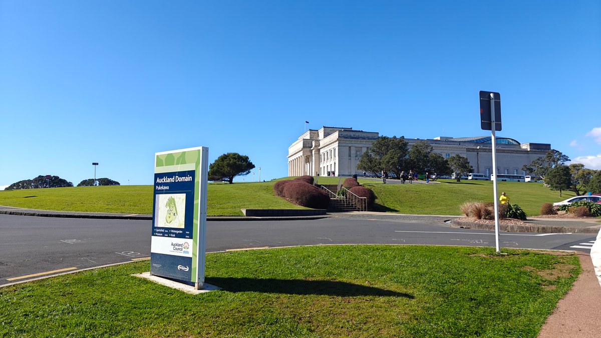 An Auckland Domain sign with the museum standing