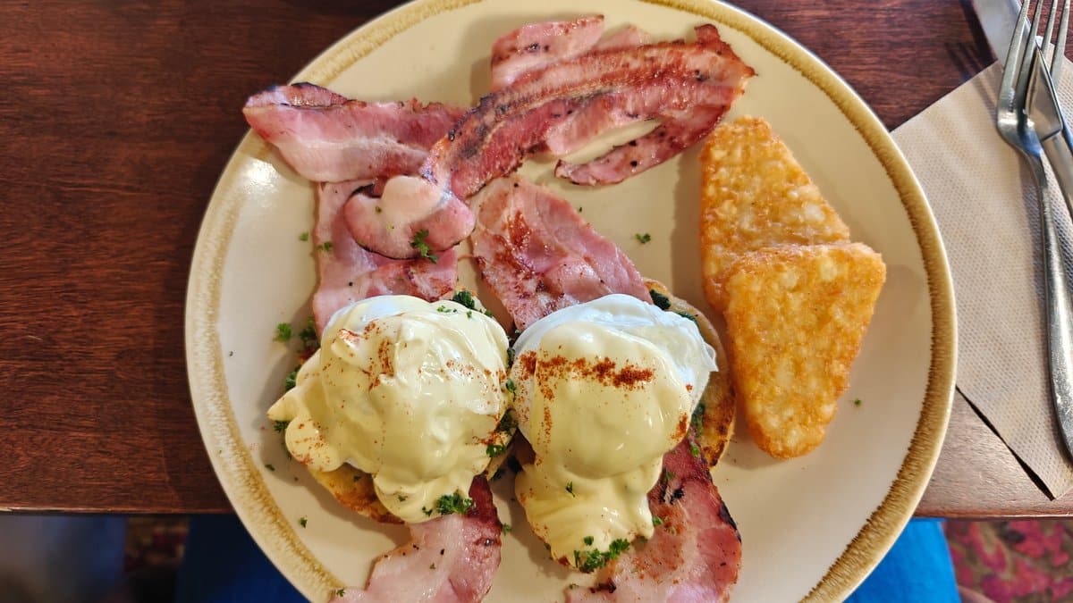 Bacon, poached eggs and fritter