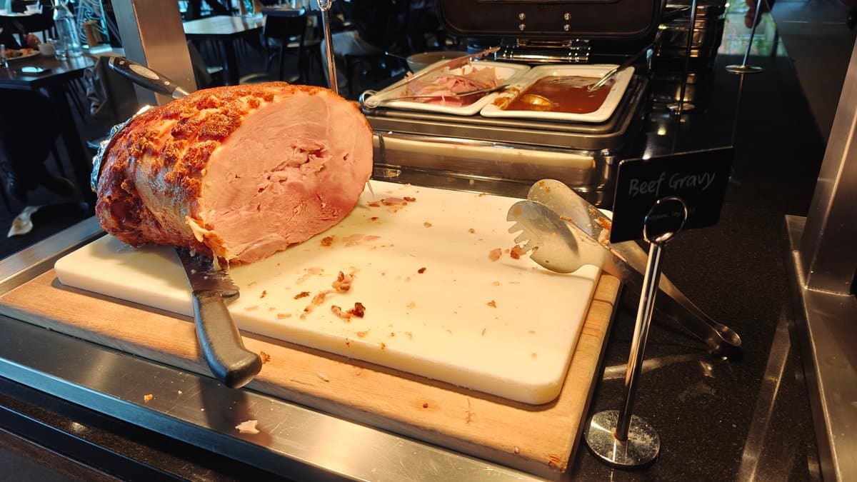 Carving station with roast joint