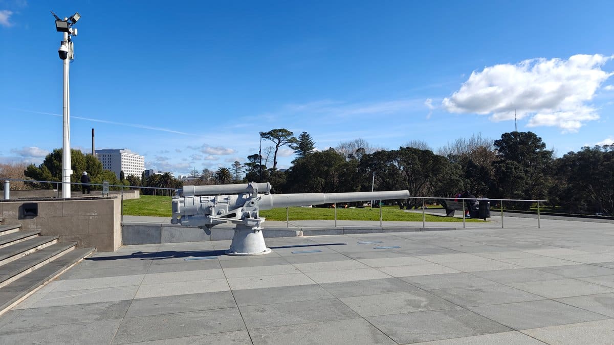Cenotaph court with naval guns