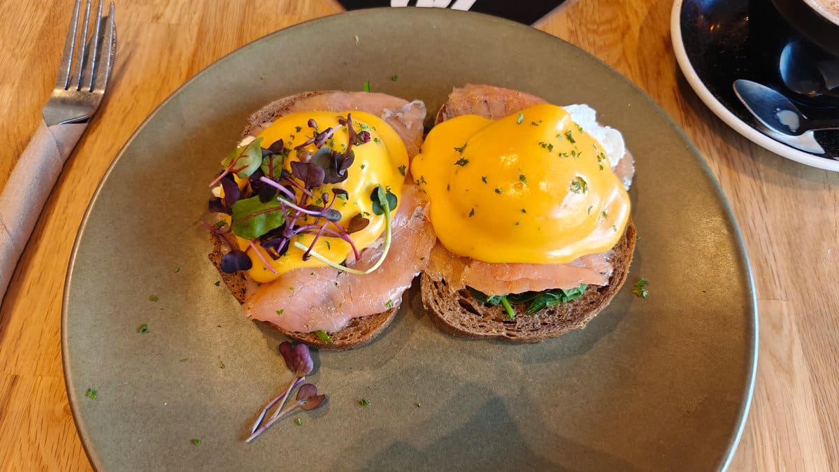 Eggs Benedict with ham and hollandaise
