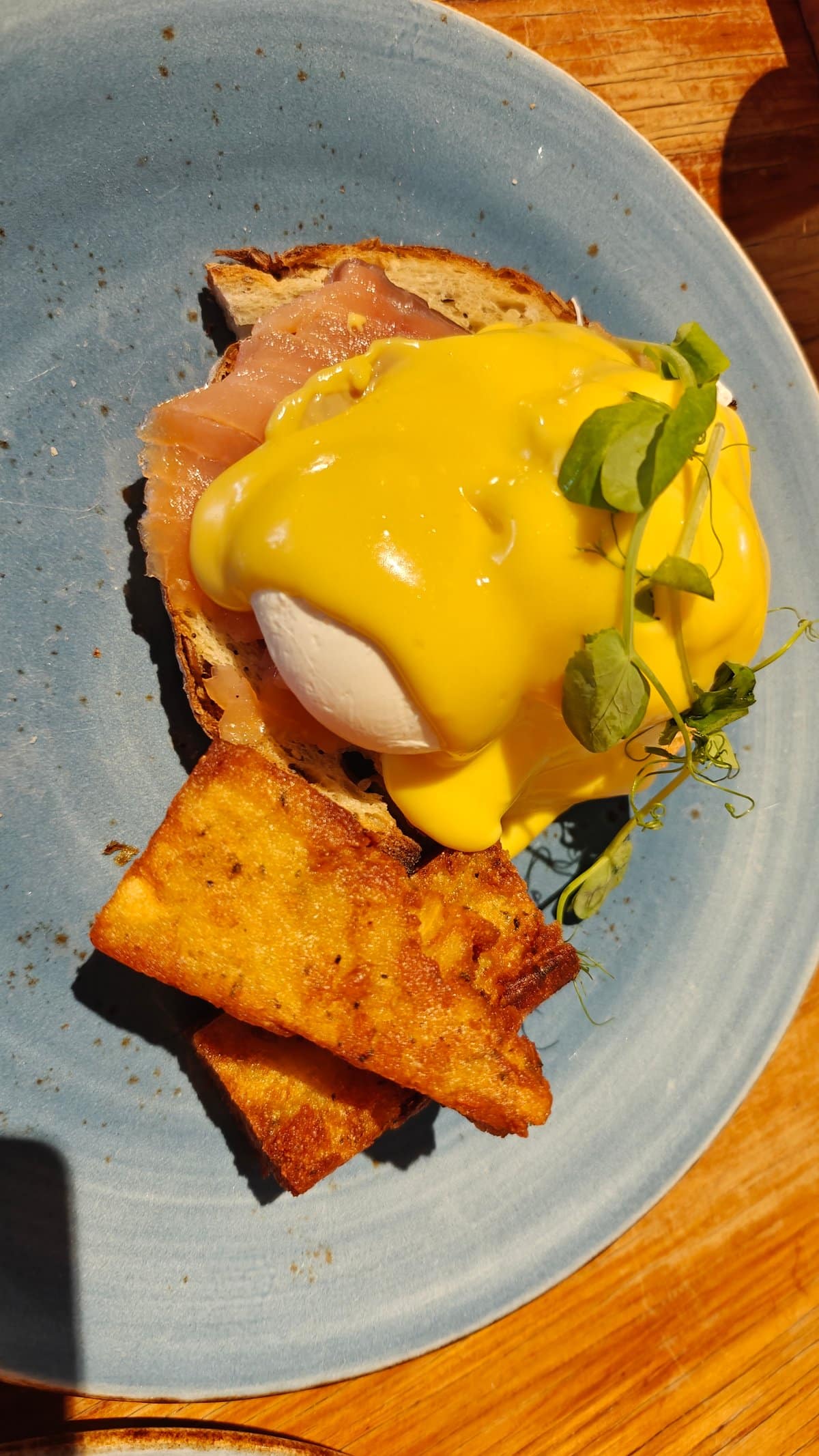 Eggs benedict with hollandaise sauce