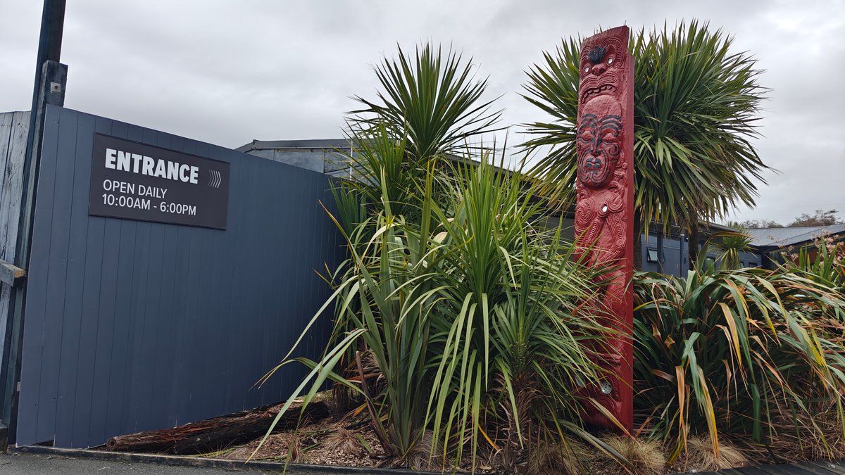 Entrance gate and carved pou