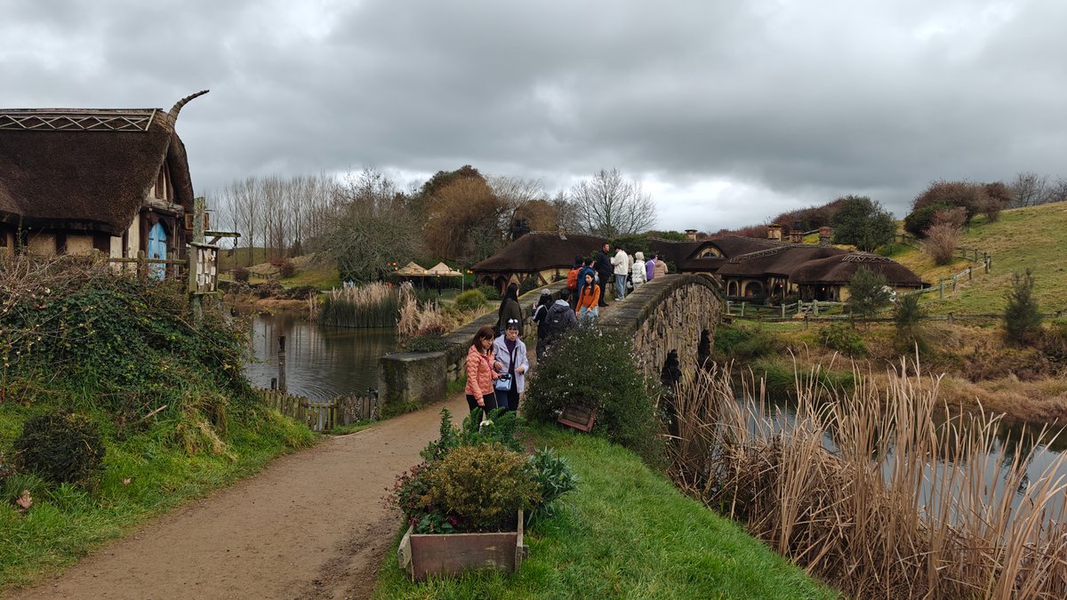 Lakeside path toward the mill