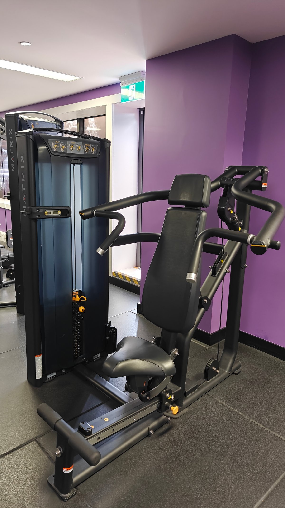 Plate-loaded chest press machine