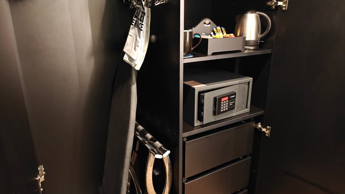 Room amenities, kettle and glassware