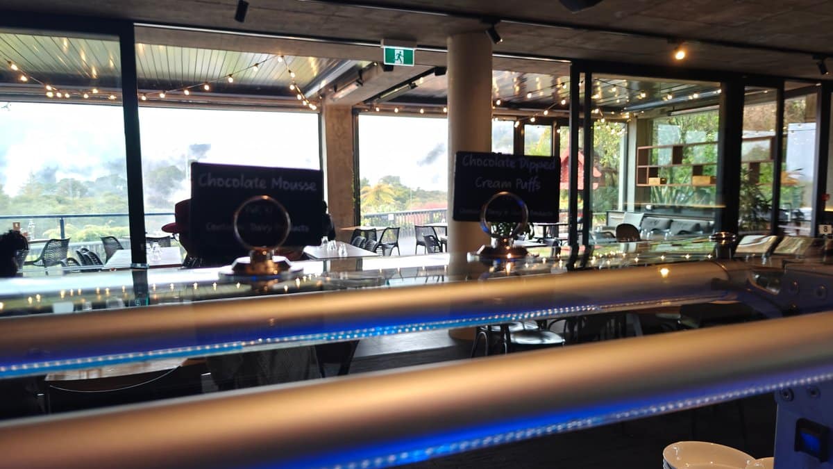 Servery counter with glass guard