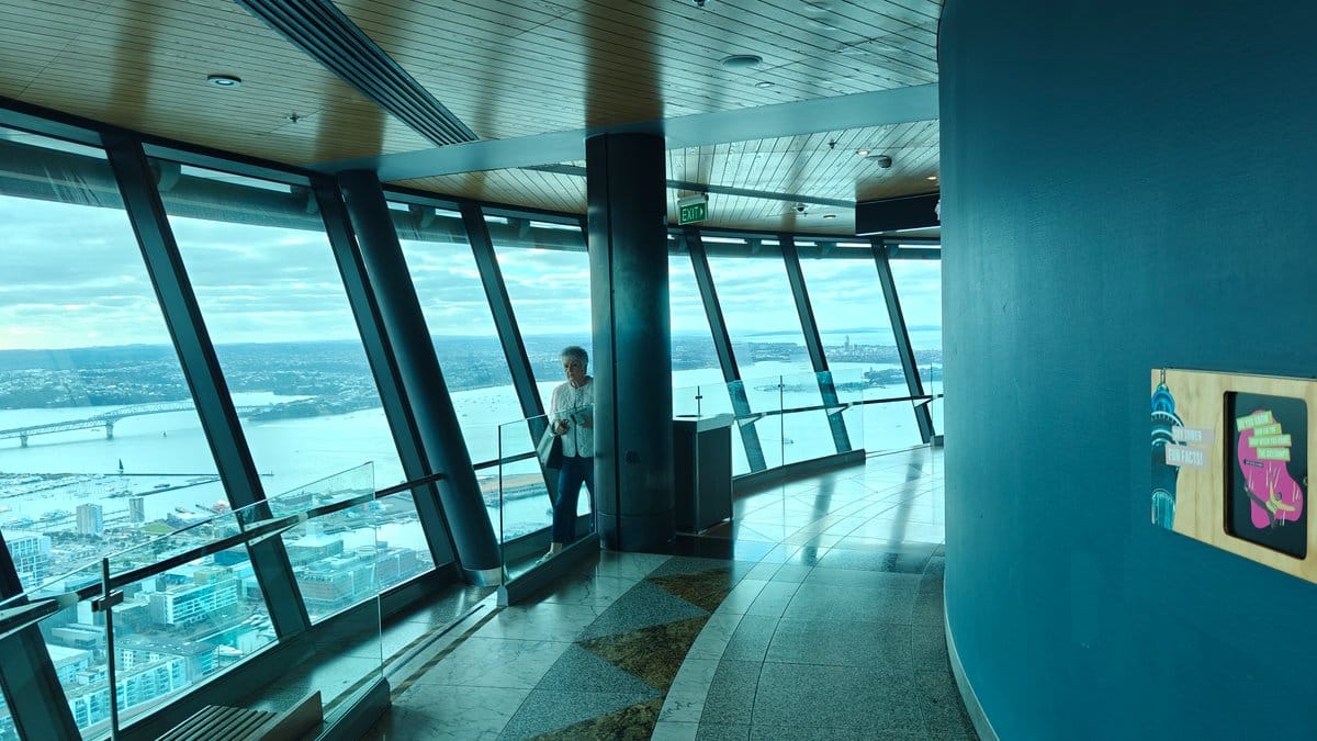 SkyJump screen on observation level