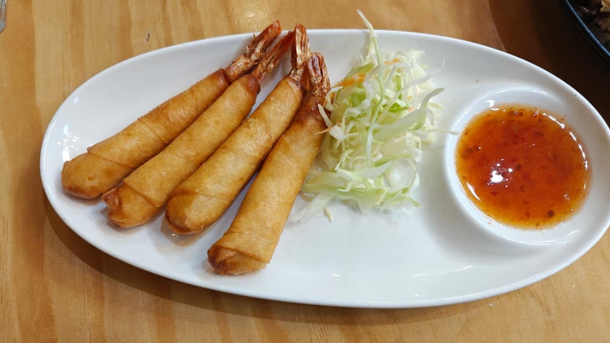 Spring rolls with dipping sauce