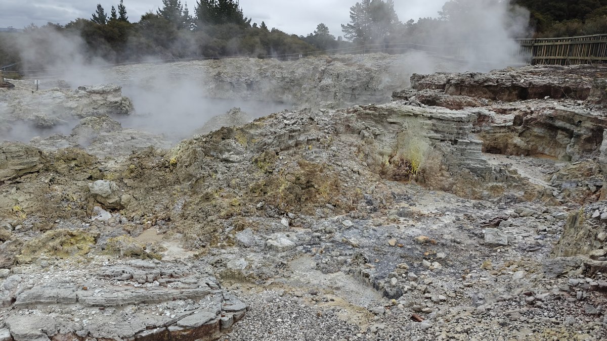 Steam filling the sinter field