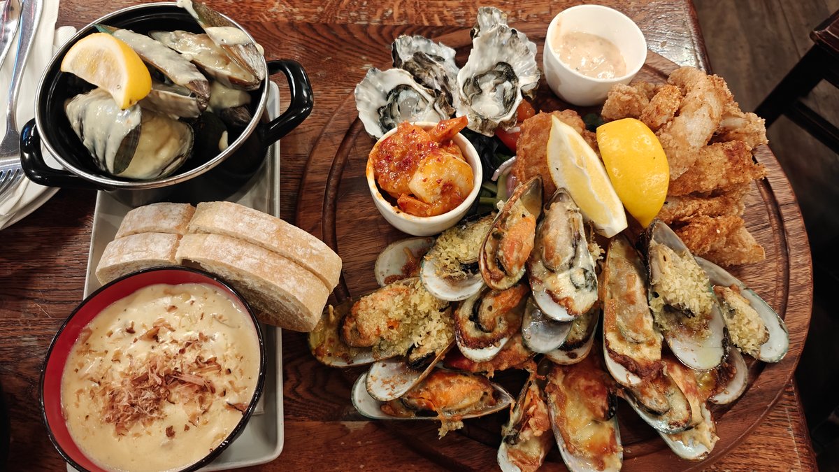 Steamed mussel platter with lemon
