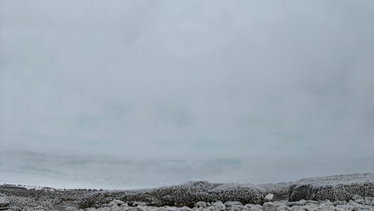 Steaming sinter flats in vapour