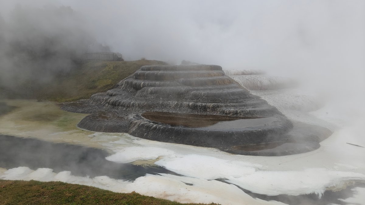 Stepped silica terraces through steam