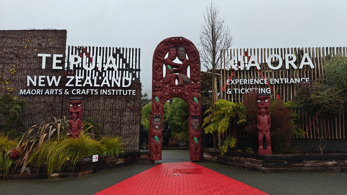 The carved waharoa gateway between the TE PUIA
