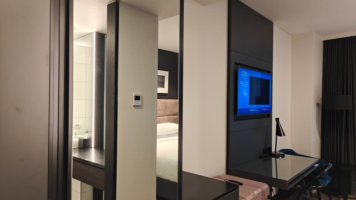 The corridor inside the room with the bathroom