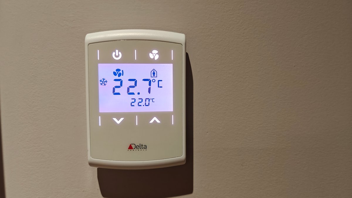 The Delta climate panel reading 22.7°C against a