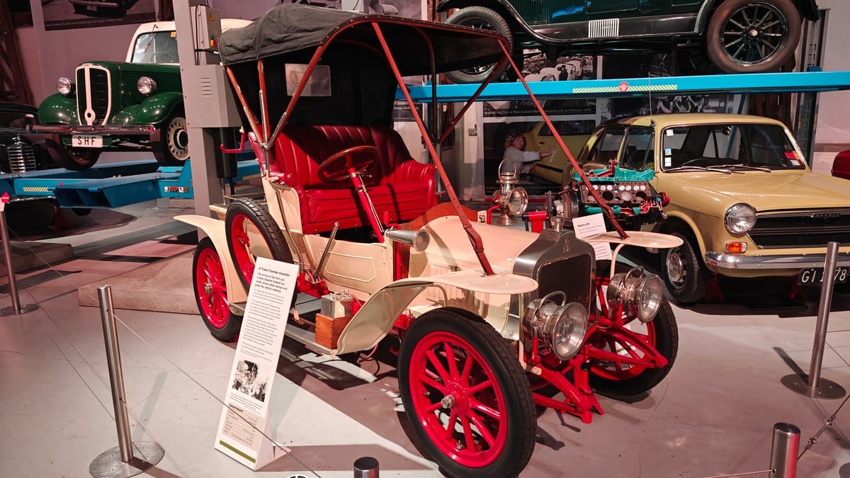 The gallery with several vintage cars ranged along