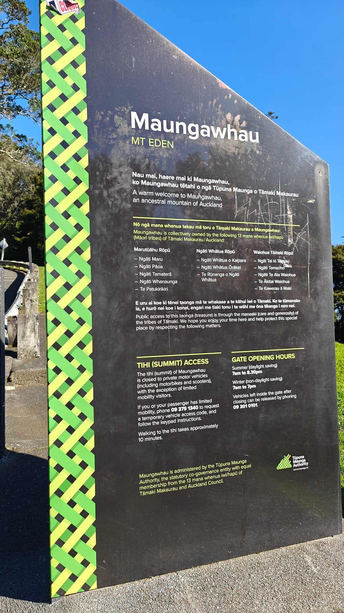 The other face of the entrance board carrying