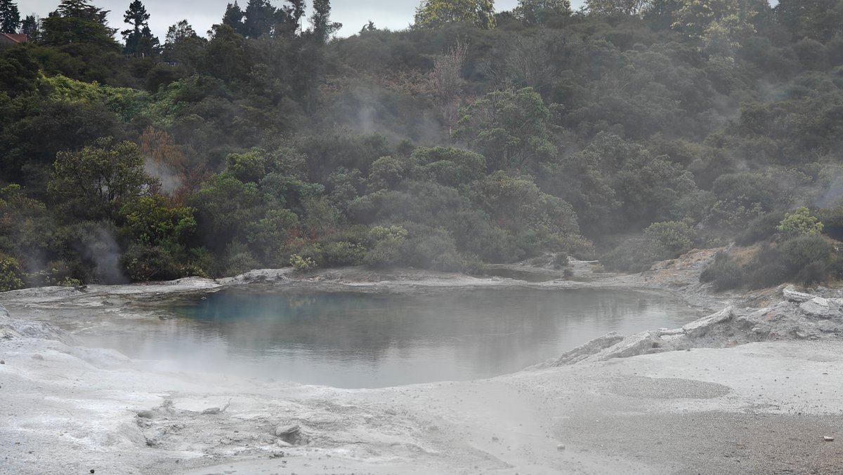 Turquoise pool and sinter shelf