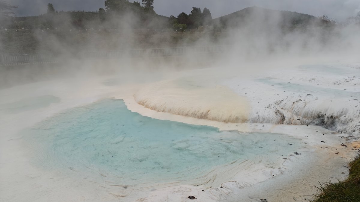 Turquoise pool with white sinter
