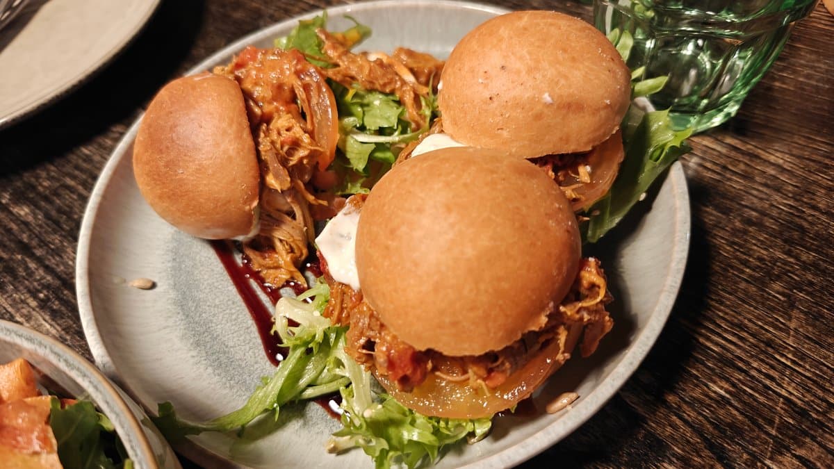 Two sliders with piled greens