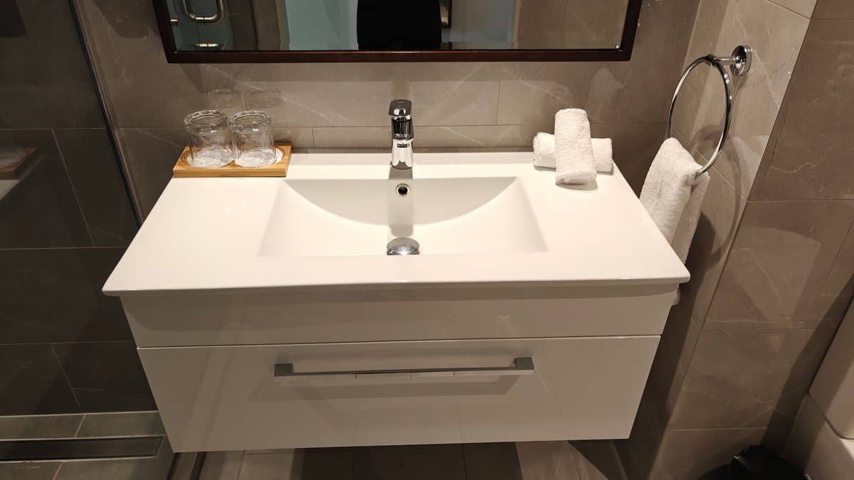 Vanity basin mirror and towels